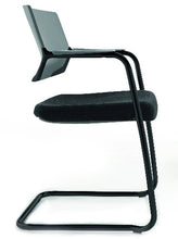 Cargar imagen en el visor de la galería, Silla COOL RE-790-N Estructura de Trineo en Negro Tapizada en Tela.