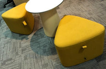 Cargar imagen en el visor de la galería, Taburete LOUNGE Auxiliar Triangular
